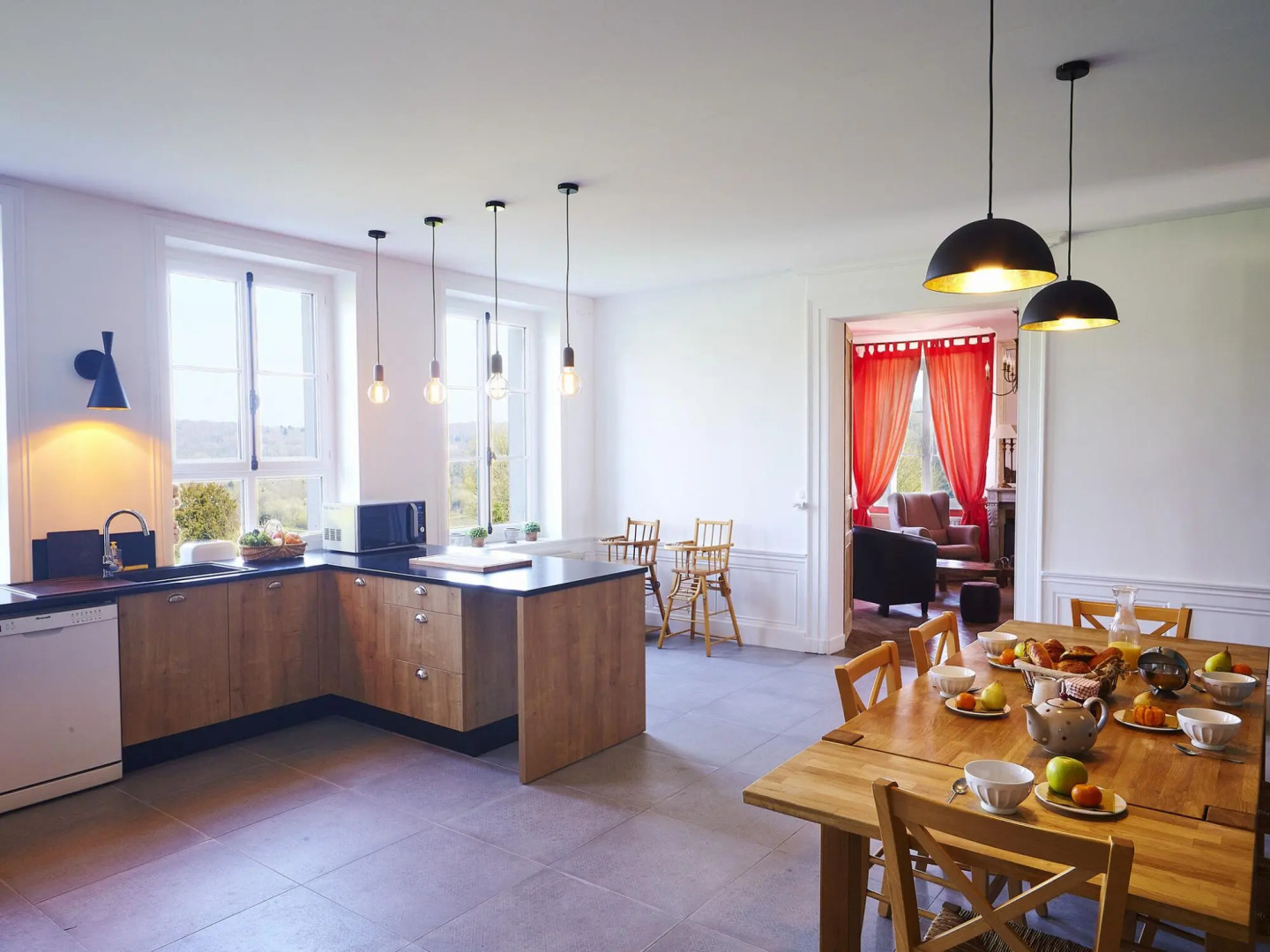 Castle and its outbuildings with terrace in Asnières