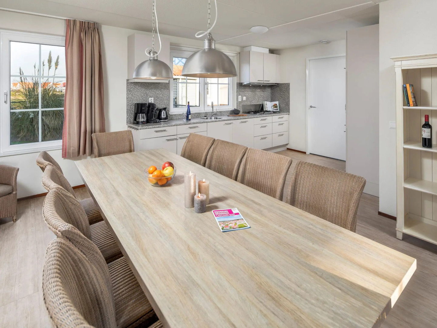 Luxurious villa with boat and game console, beach at 400 m.