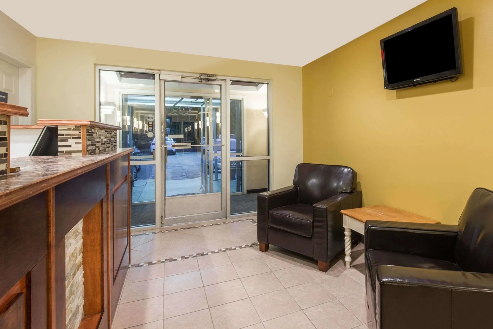 Days Inn & Suites Groton