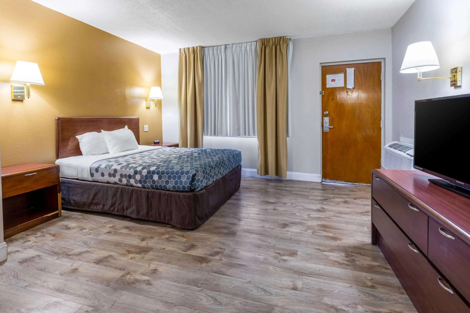 Econo Lodge Inn & Suites On The River