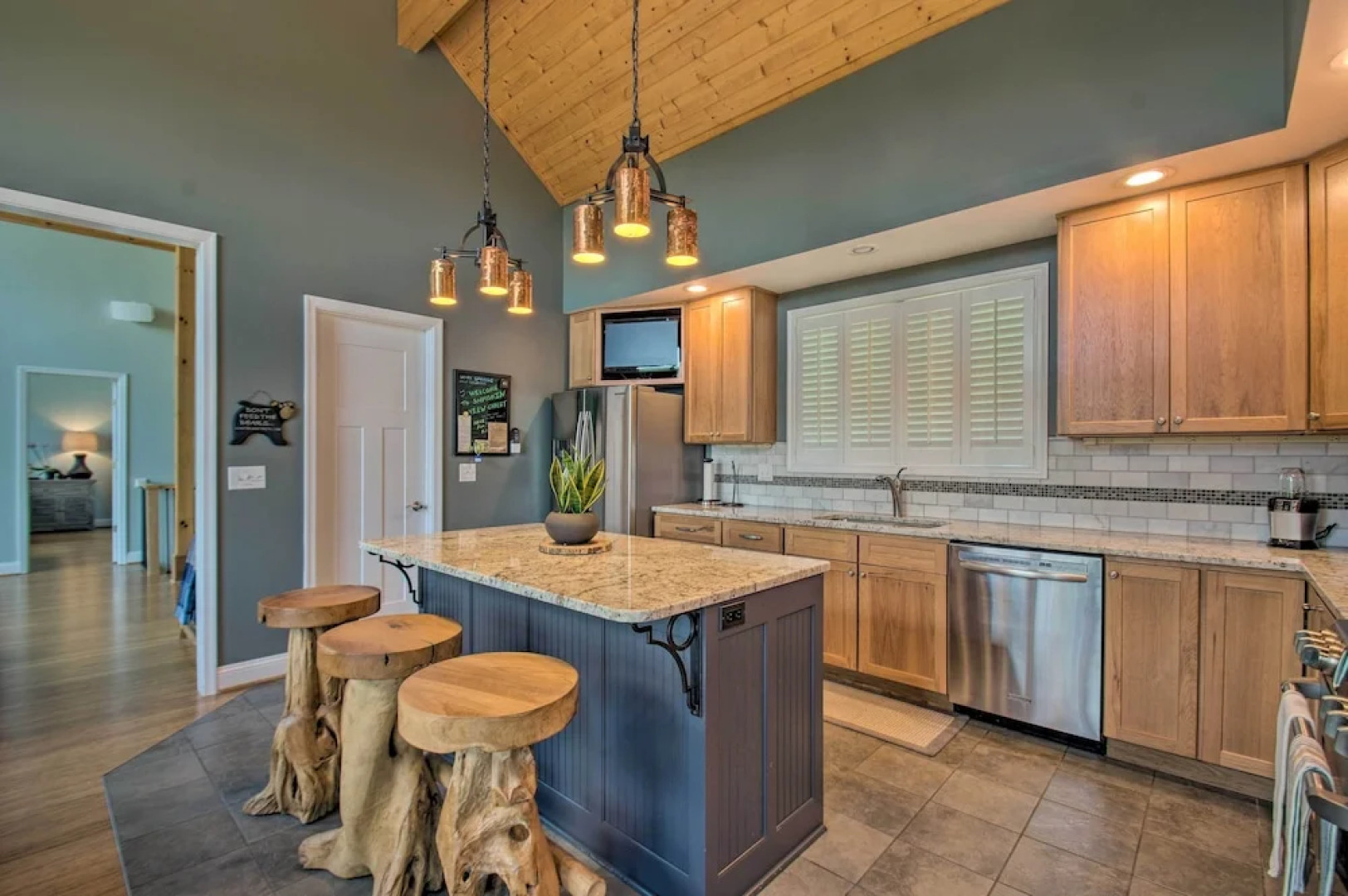 Grand Chalet w/ Hot Tub - Near Wintergreen Resort