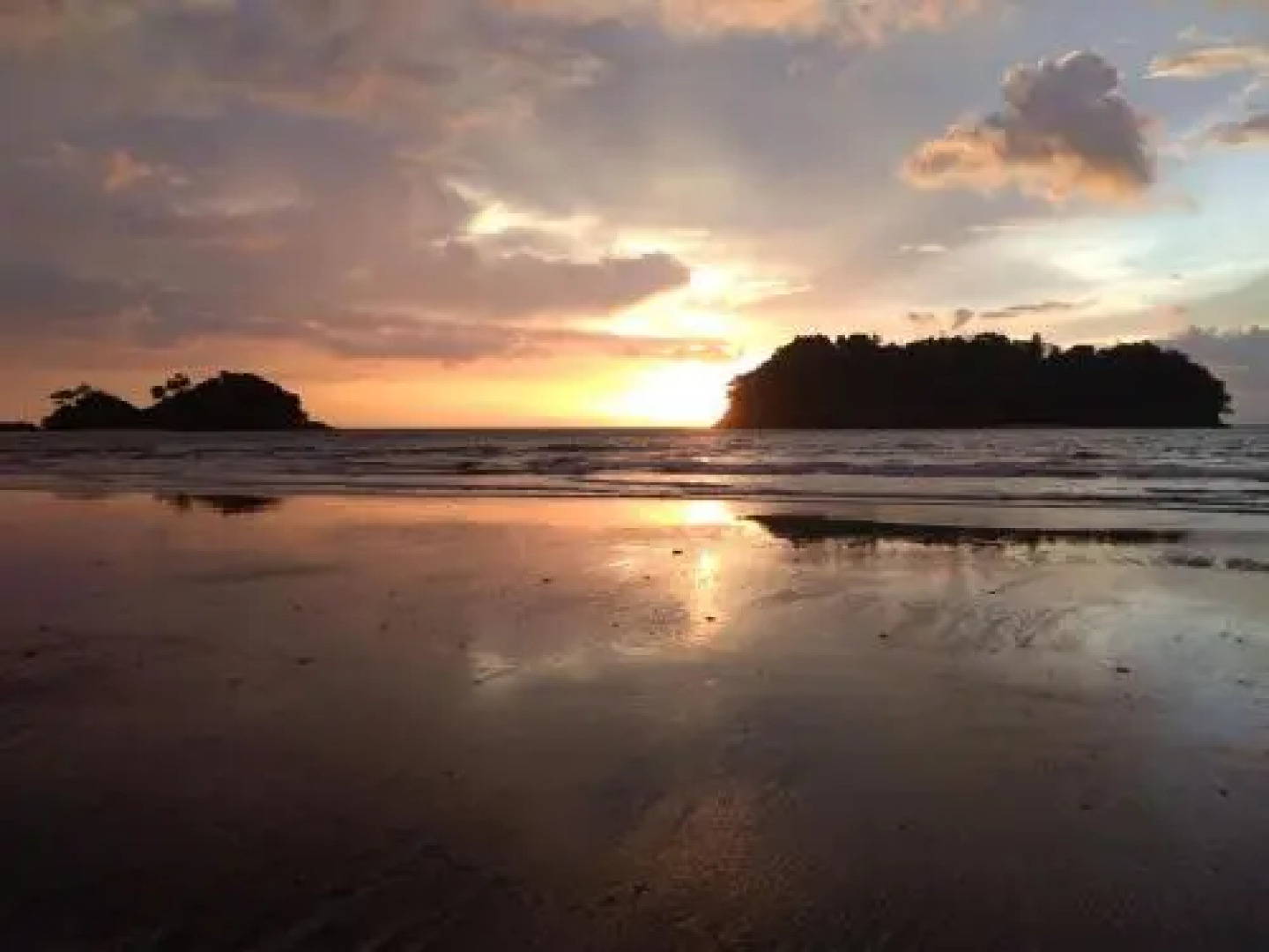 Tawan Bar and Bungalow