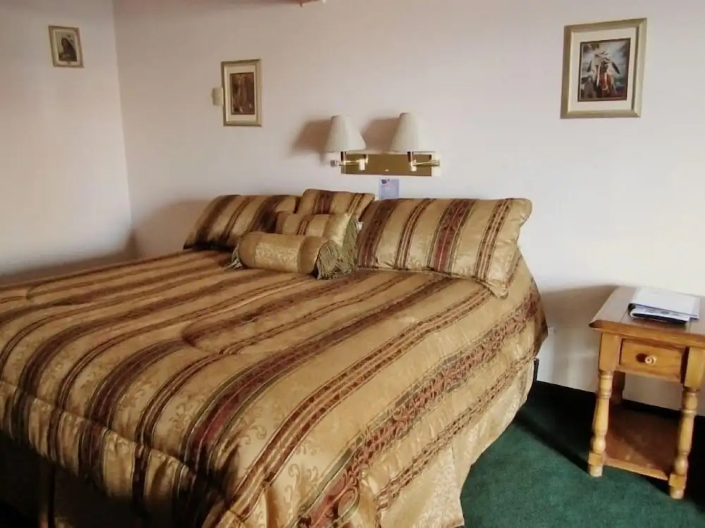 Going-To-The-Sun Inn & Suites