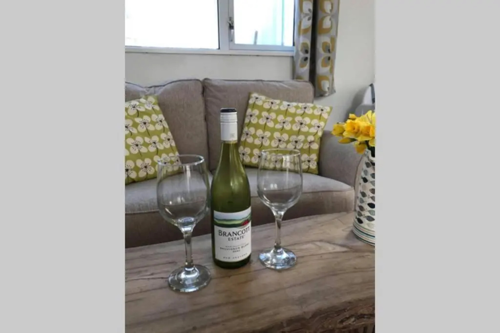 Cosy, Quiet bungalow, one minute from the beach.