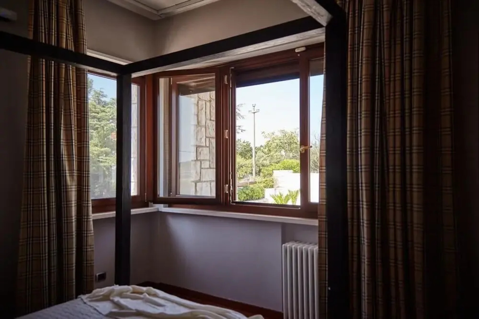 B B D Aprile Camera Camelia