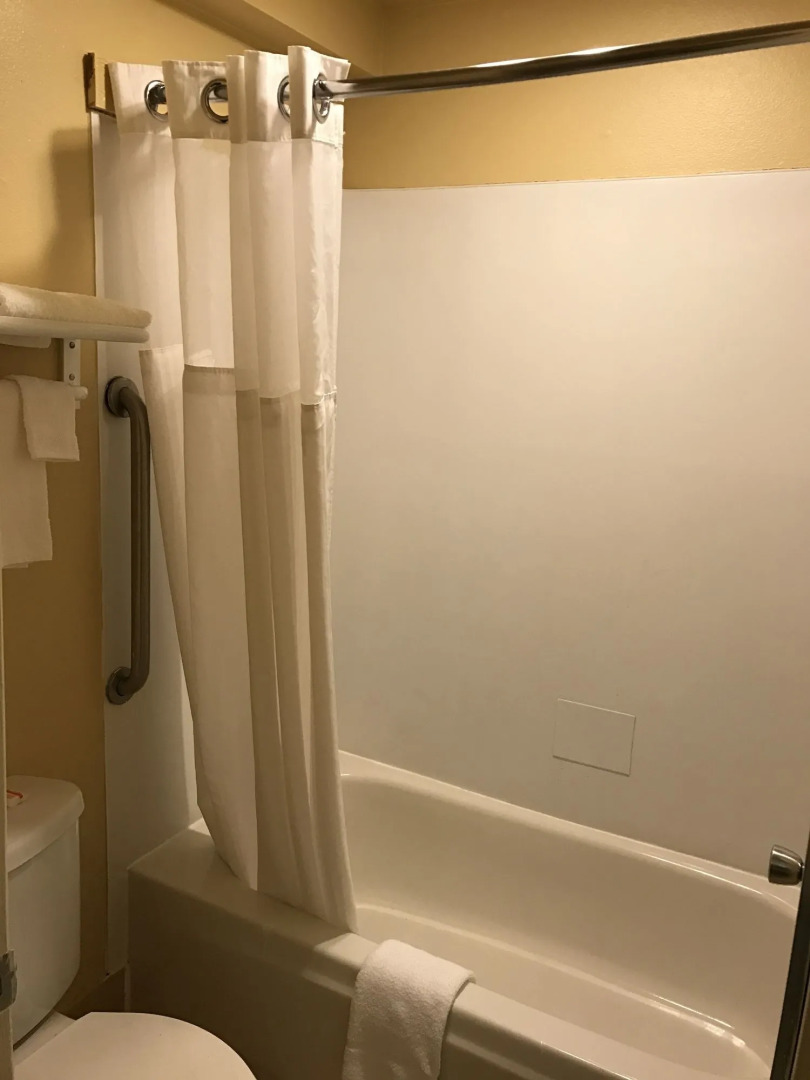 Travelodge by Wyndham Tacoma Near McChord AFB