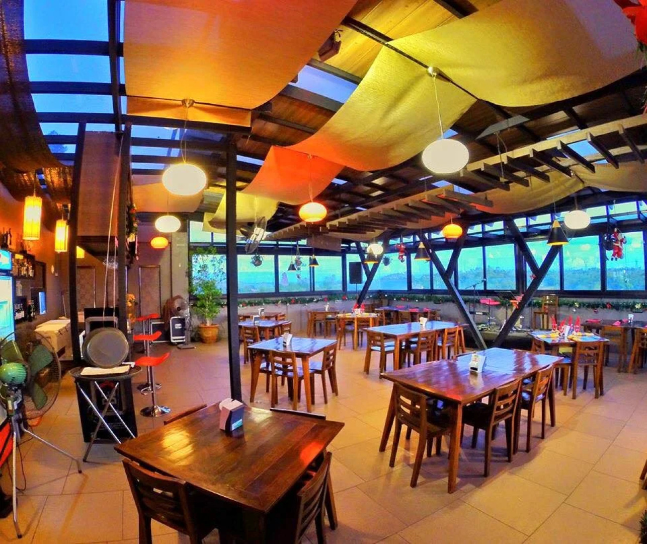 La Jenns Hotel and Resto Grill