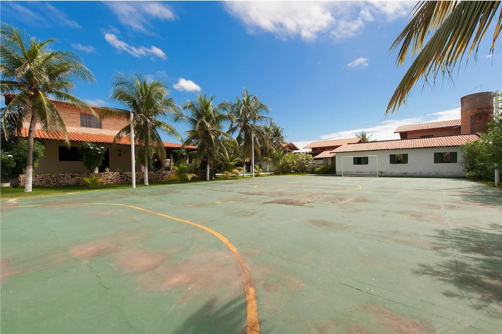Duplex bem localizado em Porto das Dunas