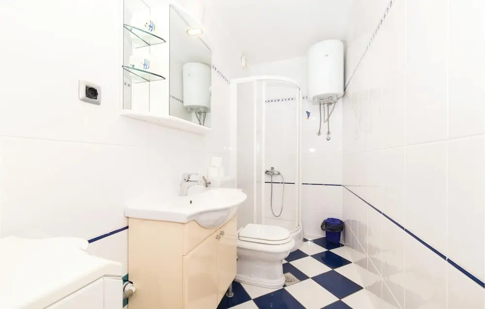 Awesome Home in Okrug Donji With Wifi and 6 Bedrooms