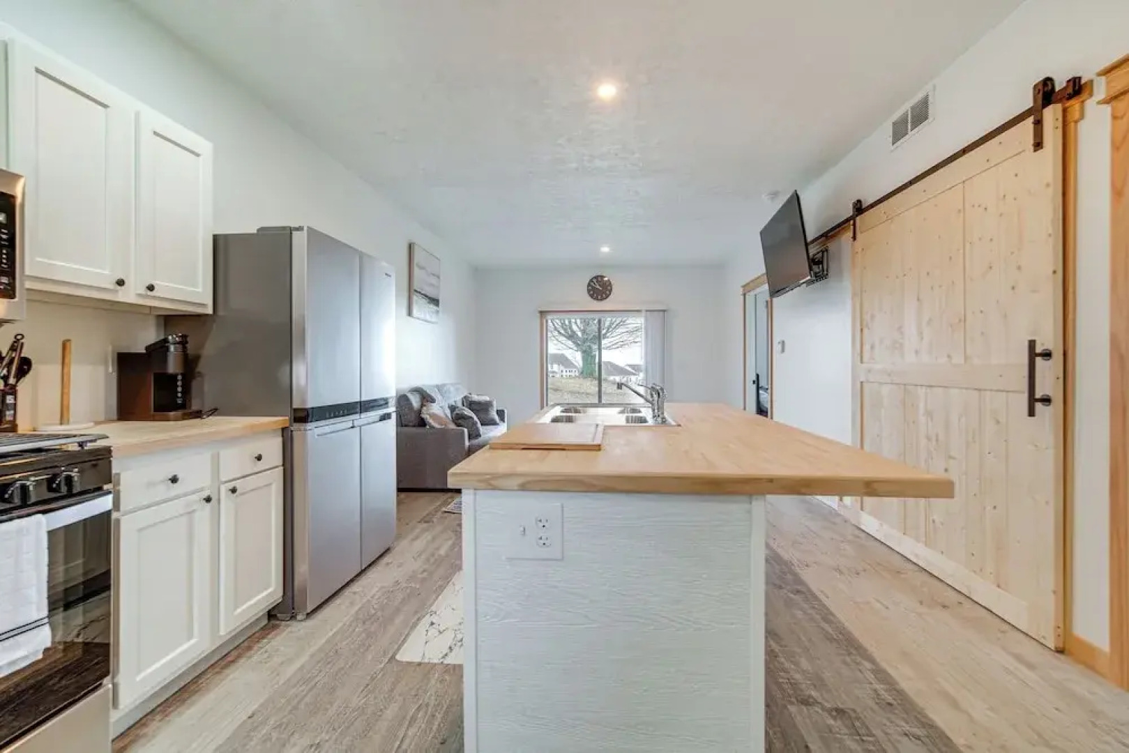 4 Mi to Lake: Golf-view Erie Condo w/ Porch