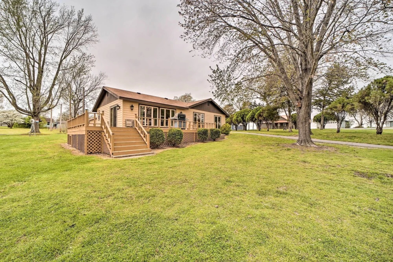Kayaks & Boat Dock: Waterfront Home in Grove