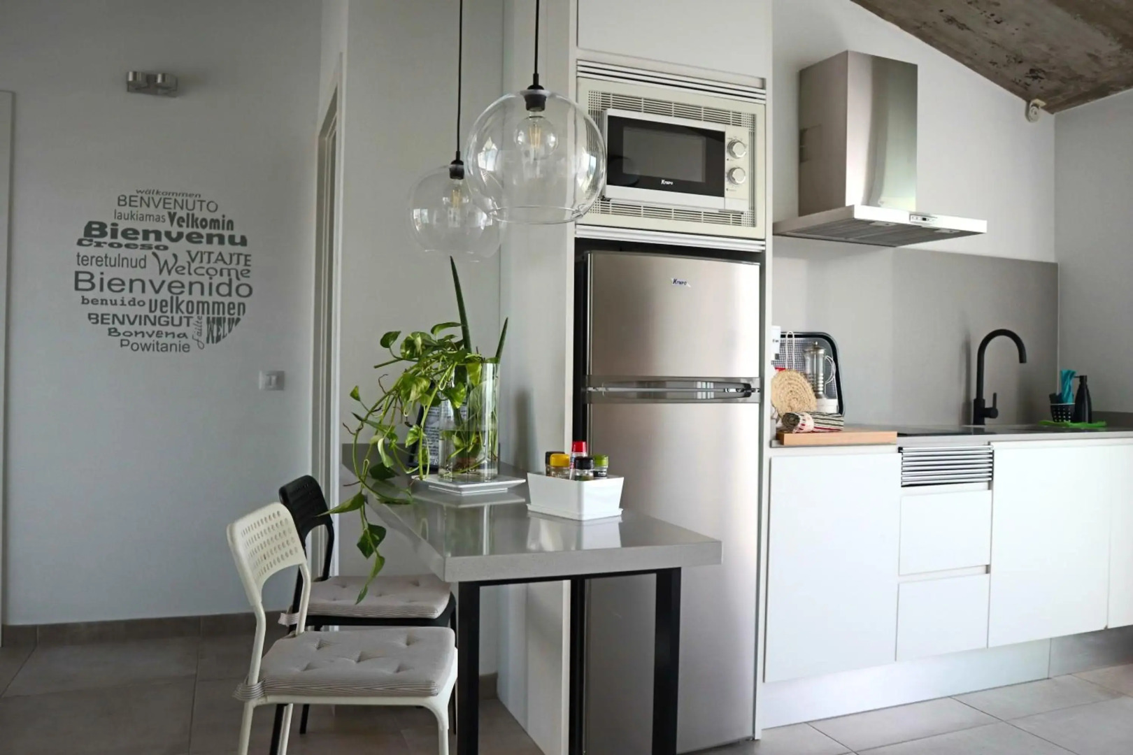 Durmiendo sobre el mar, Vivienda Los Riscos