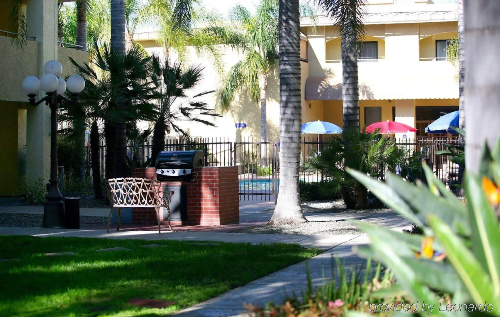 Hotel d’Lins Ontario Airport