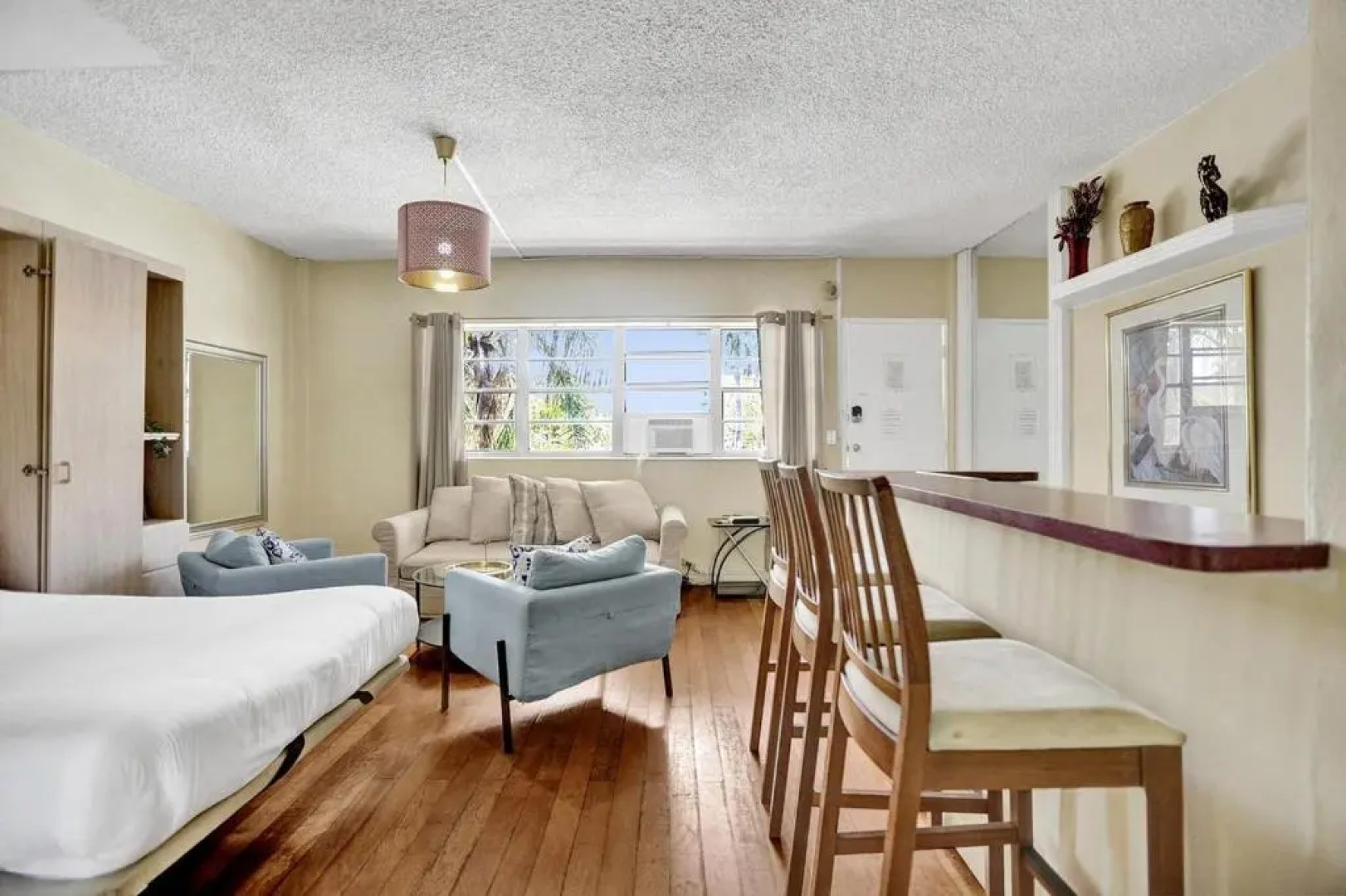 1BR1BATH GORGEOUS HALLANDALE BEACH with POOL and FREE PARKING