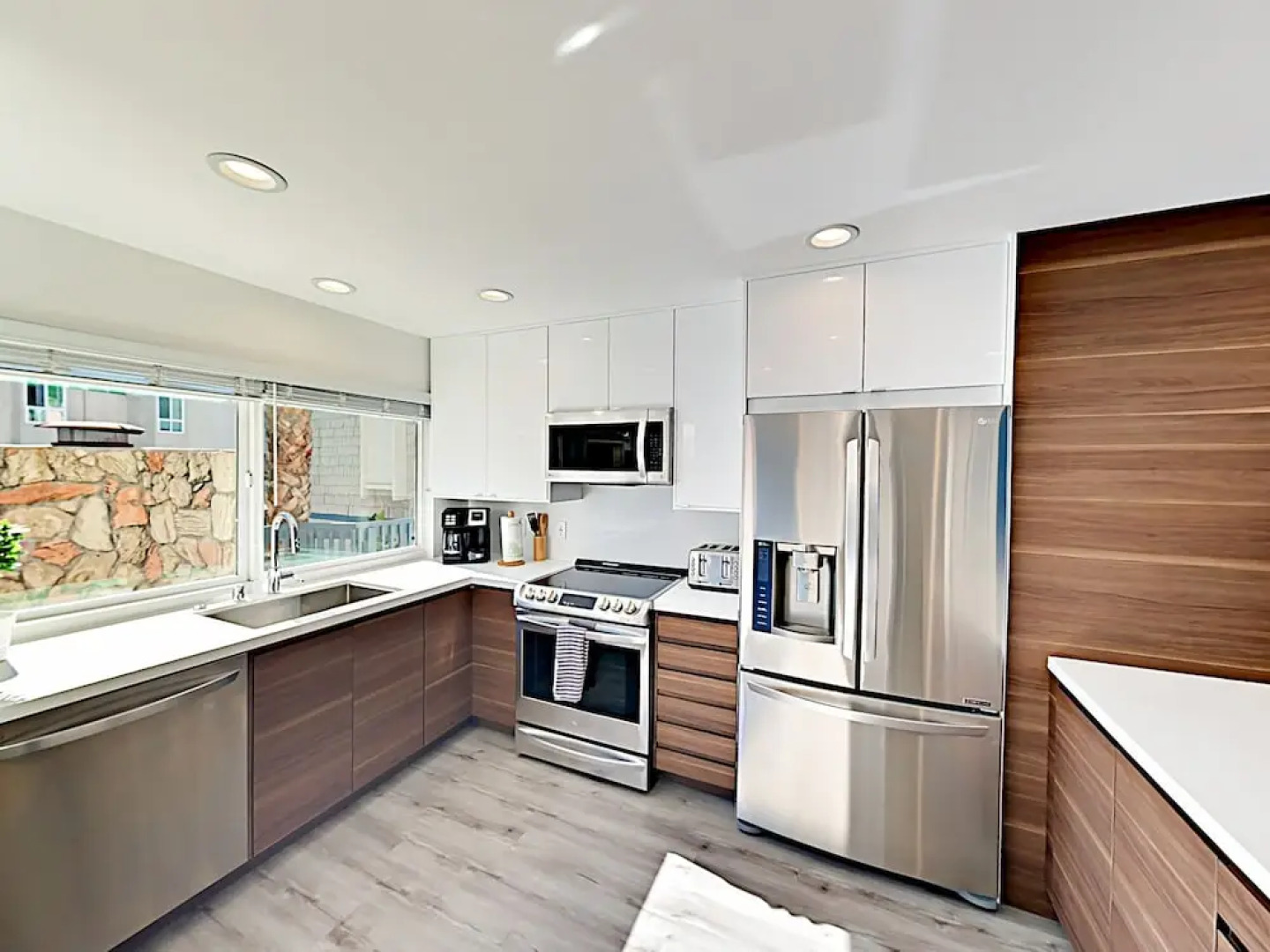 Modern Mountain-View Condo, 1 Block To Beach! Condo