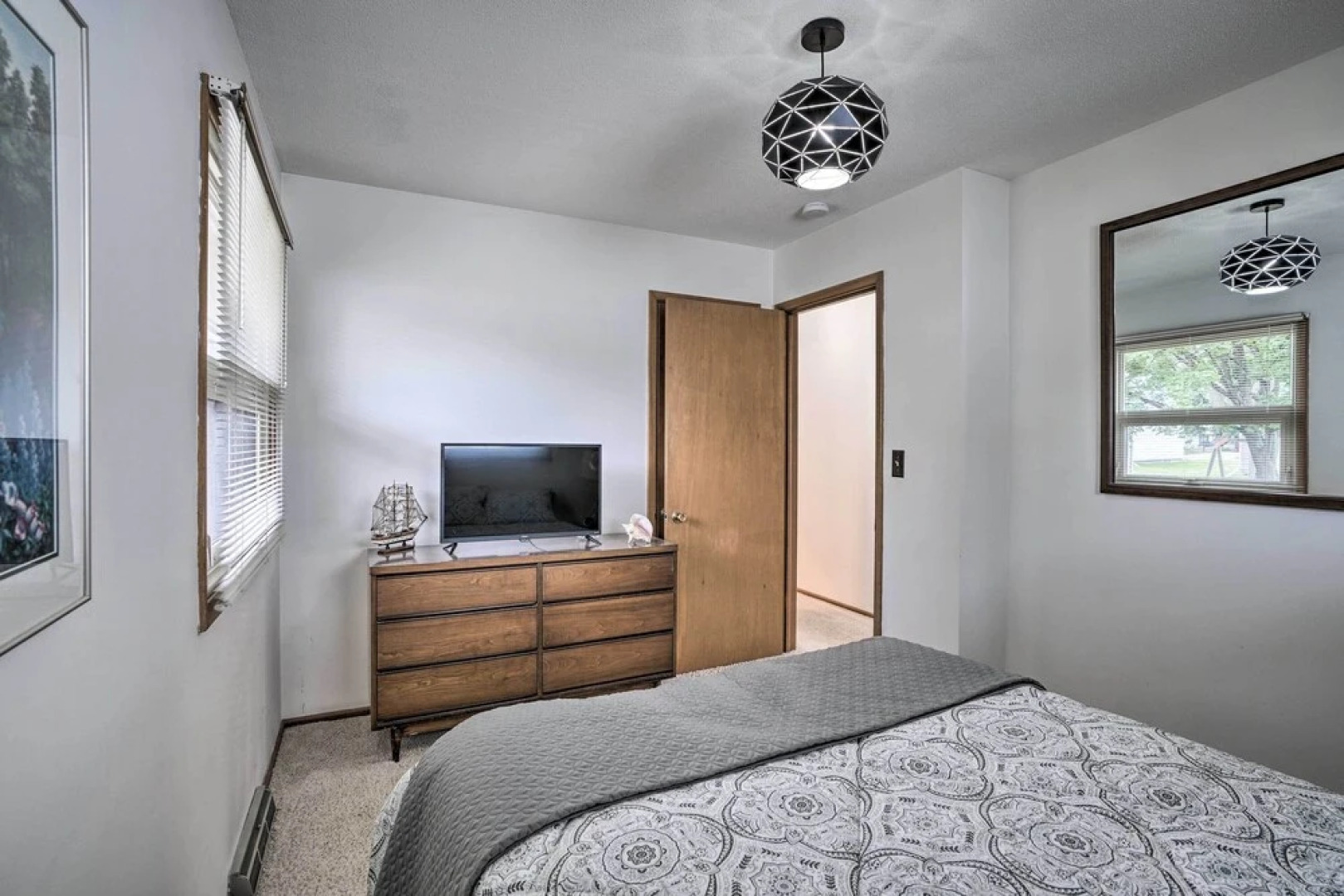 Charming Rochester Home - 2 Mi to Mayo Clinic!