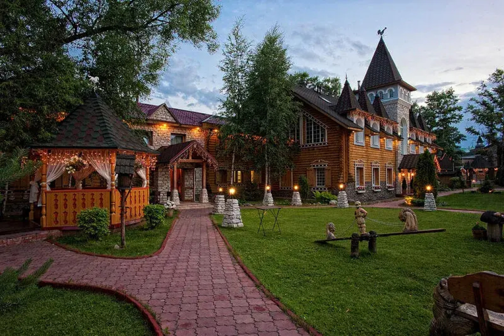 Царское подворье