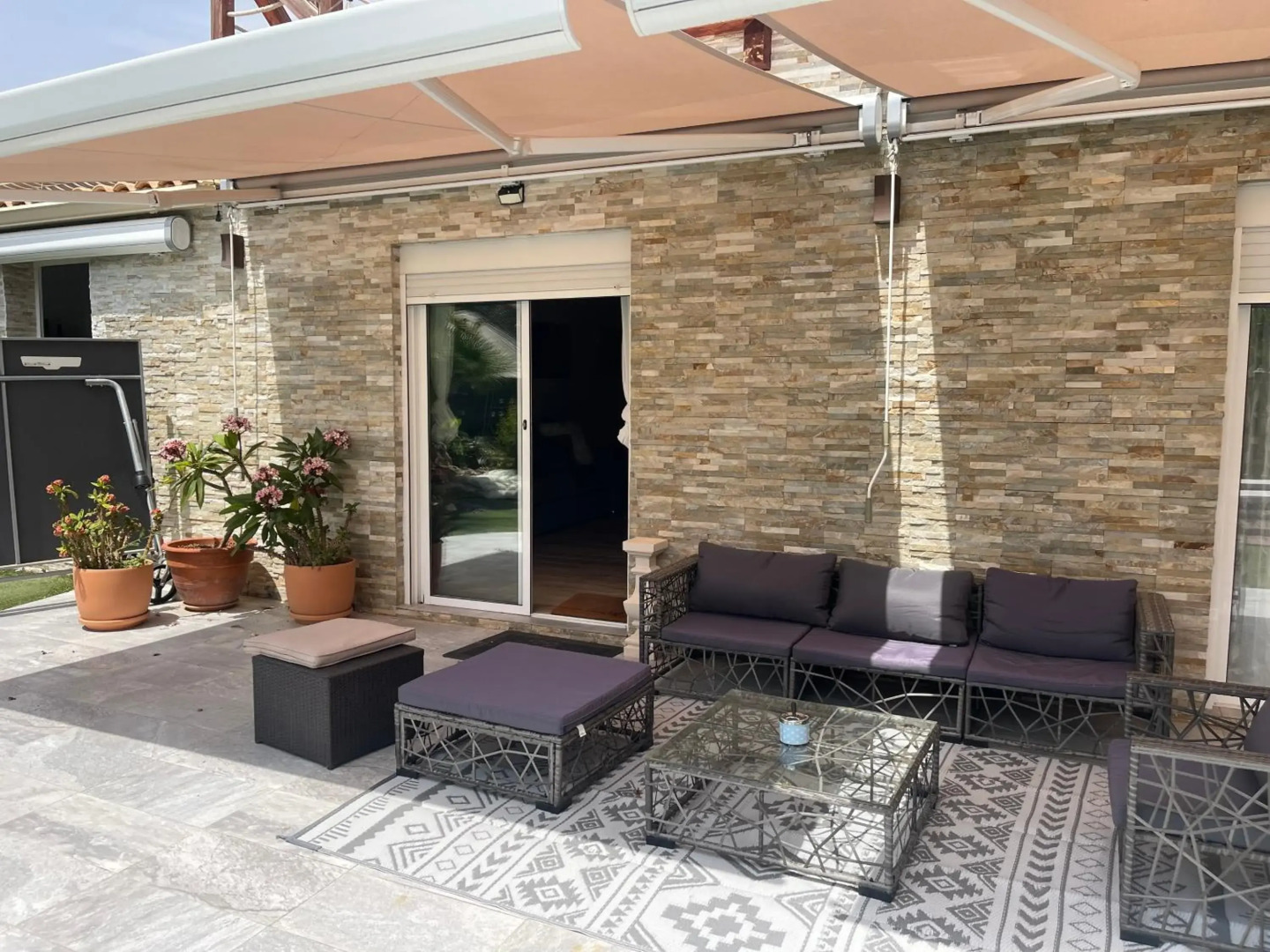 Habitación con cama extra doble más sofa cama apta hasta para 4 personas con baño privado