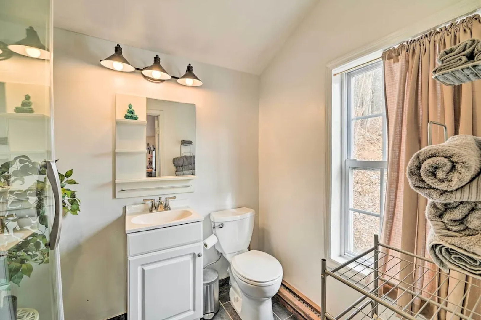 Chic Prattsville Studio w/ Private Hot Tub!