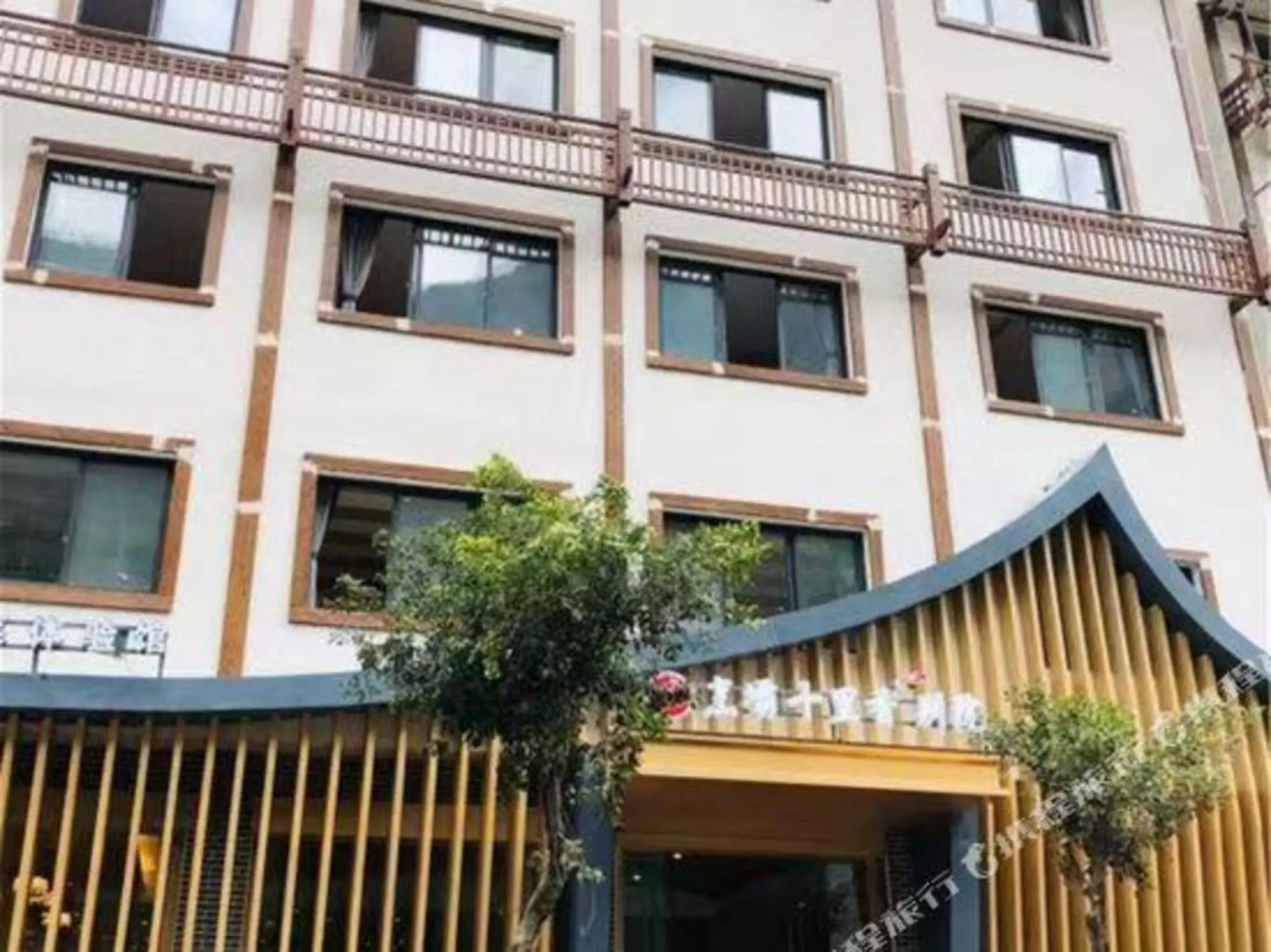 Zhengba Shilixiang Courtyard (Luding Daduhe Bridge)