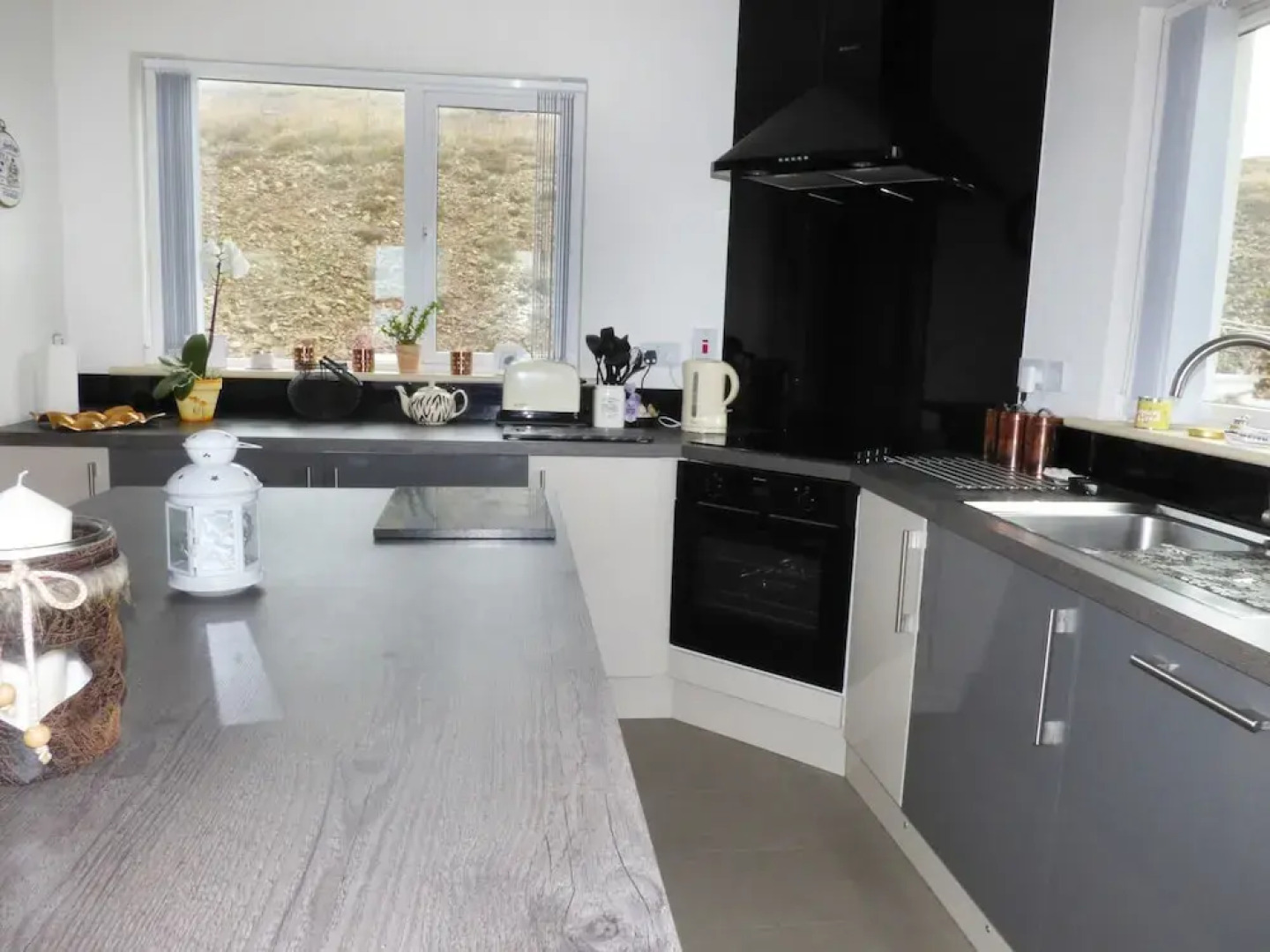 Gelmar's Coastal View