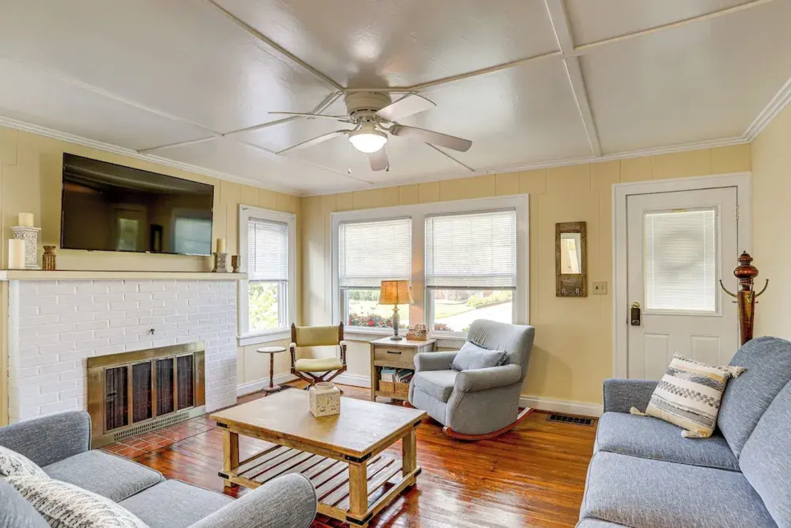 Walk to Private Beach: Lake Erie Retreat w/ Yard!