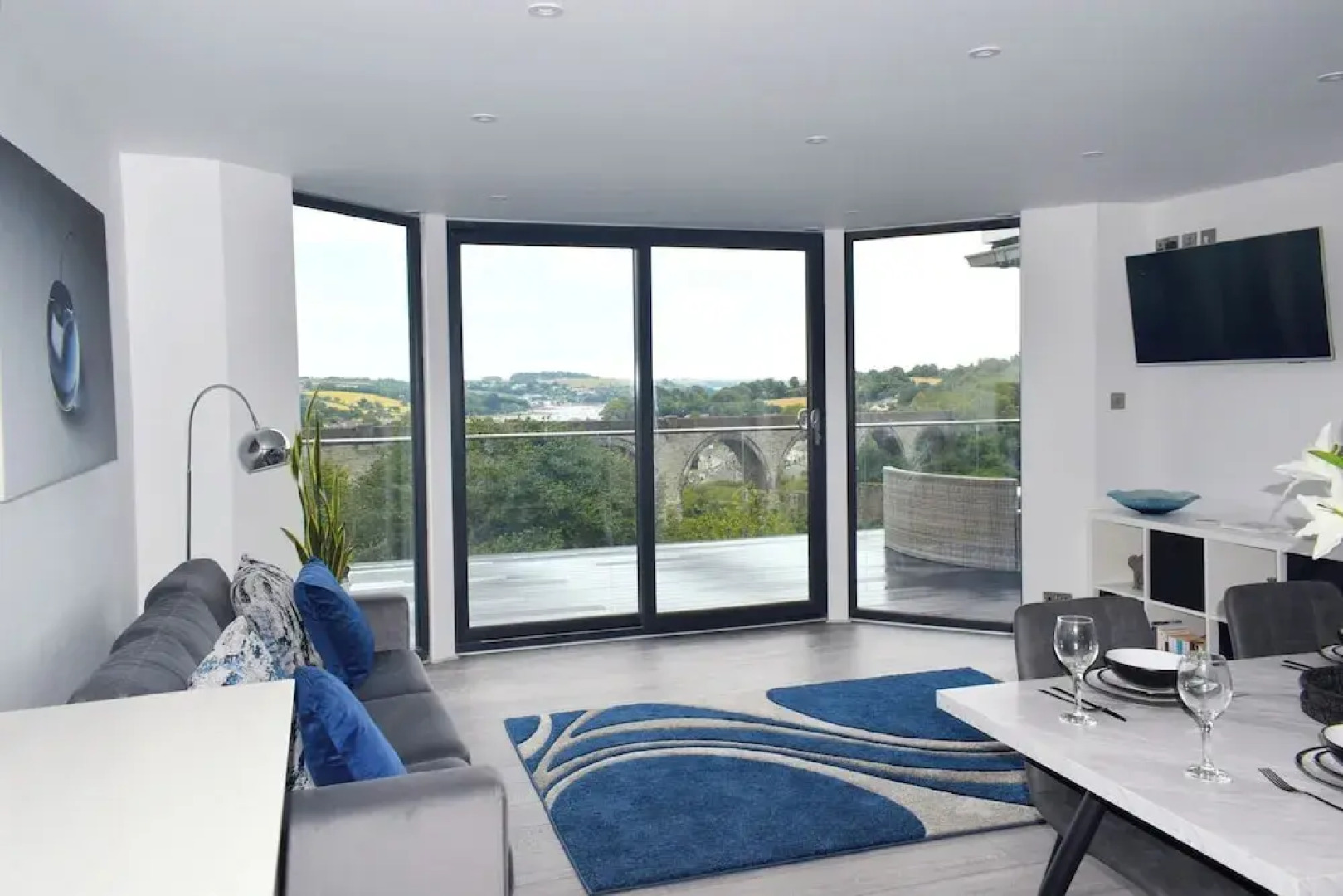New Panoramic Riverview Apartment With Ev Plug