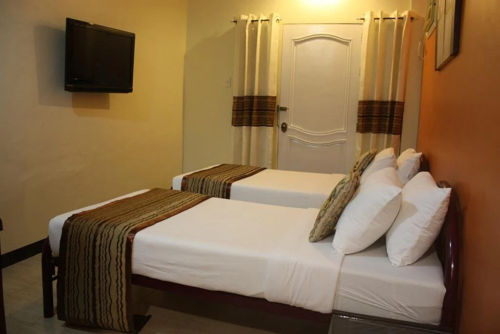 La Piscine Bed And Breakfast