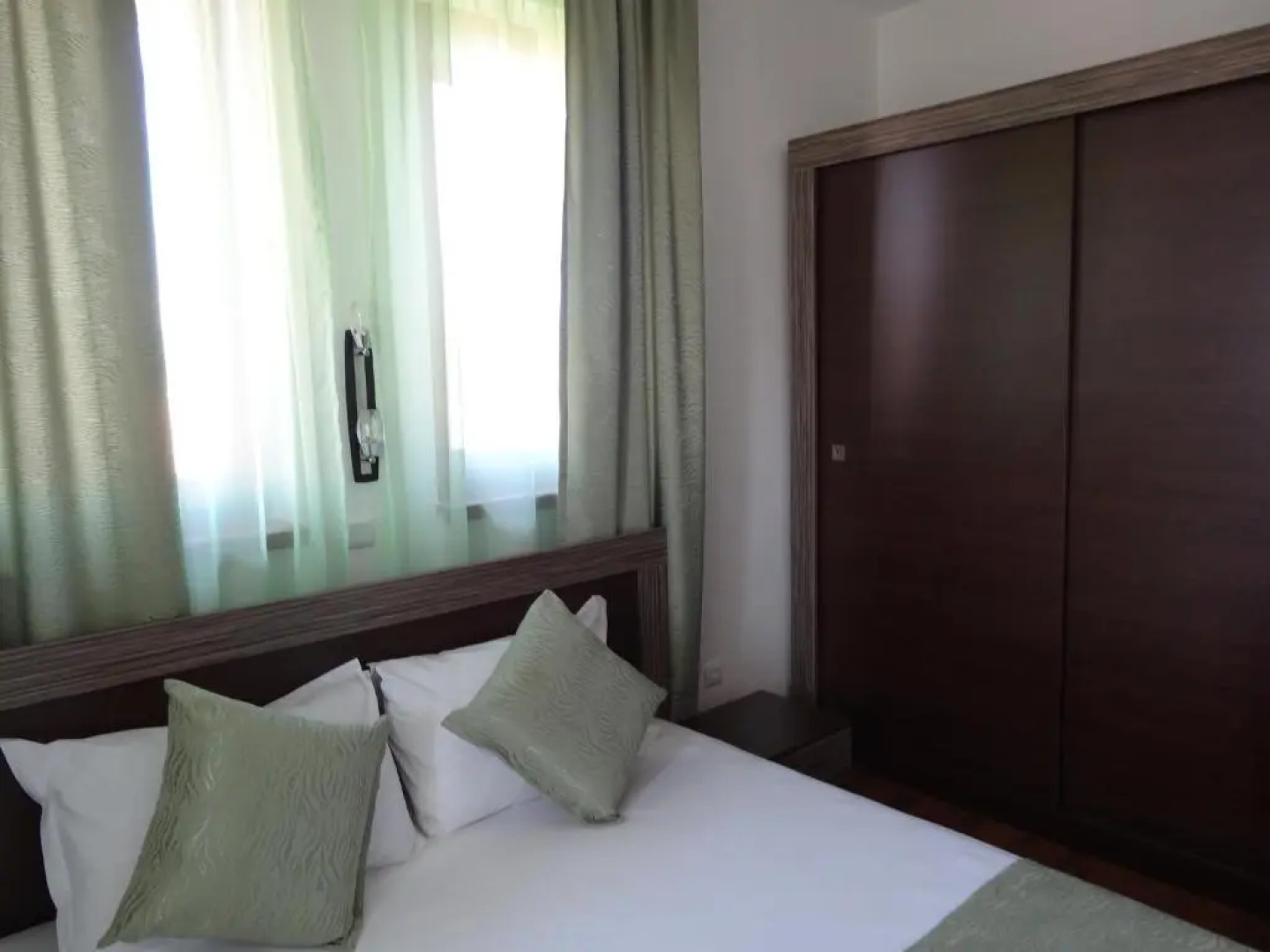 Guest House Ivanini Houses