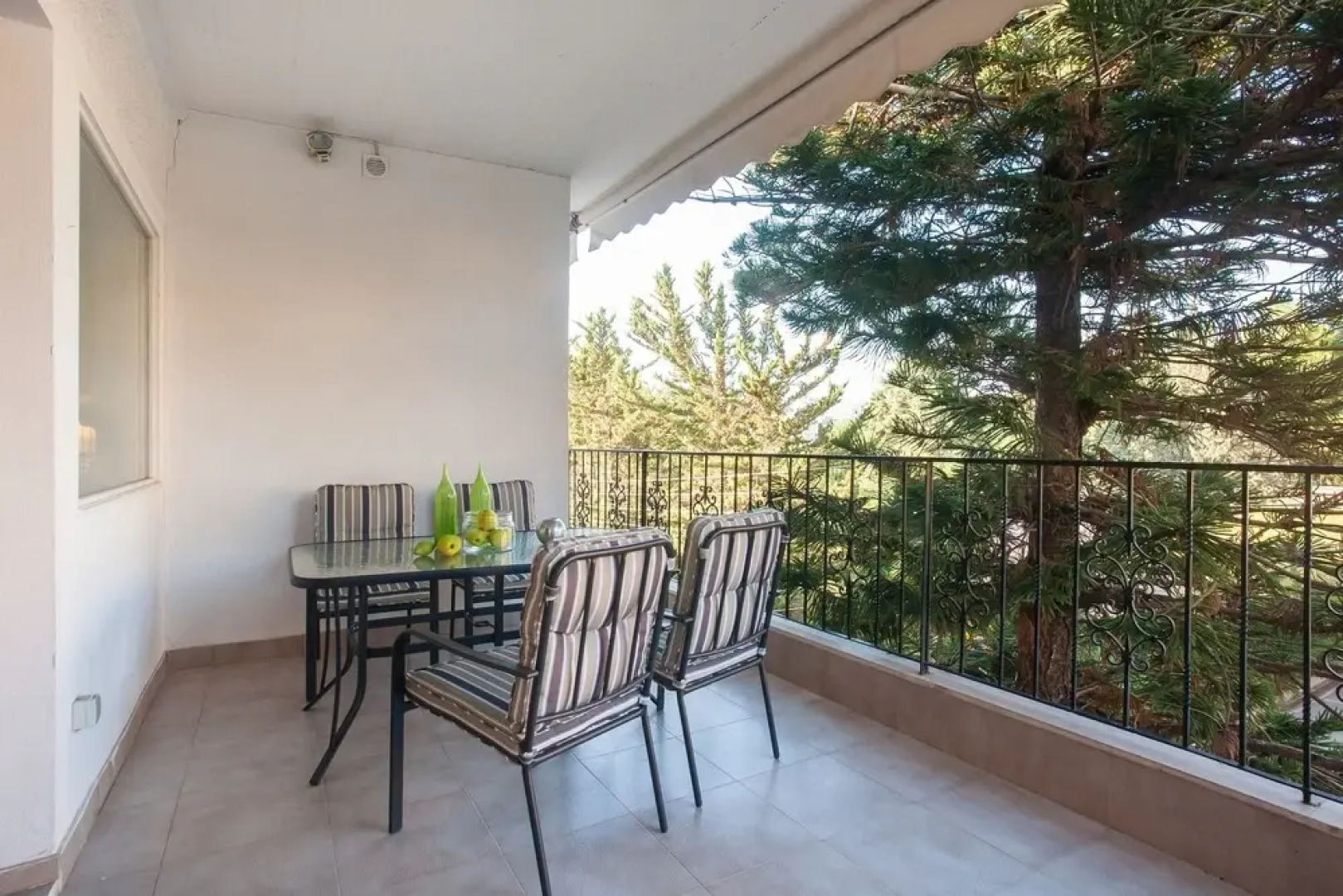 Families 2BM Flat 7'Metro Balcony