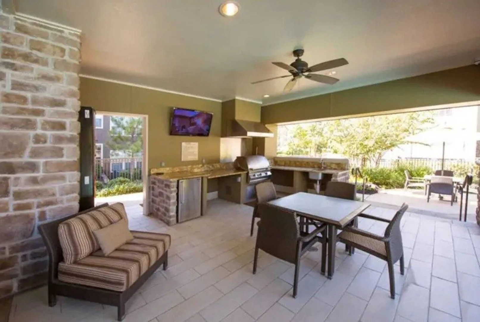 Dog-Friendly Woodlands Townhouse Near Market St.