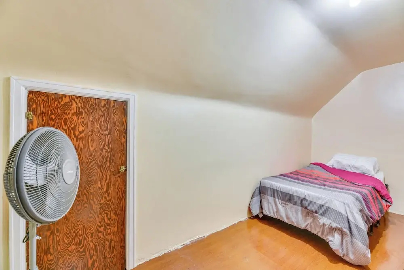 Quiet Cheektowaga Retreat: 23 Mi to Niagara Falls!