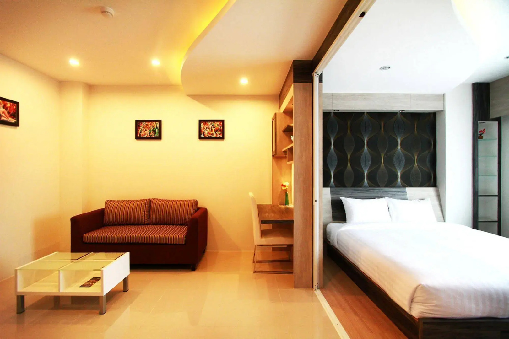 The Contrast i Hotel