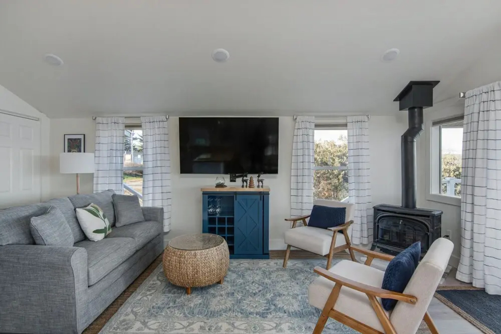 Cozy Lakeshore Cottage