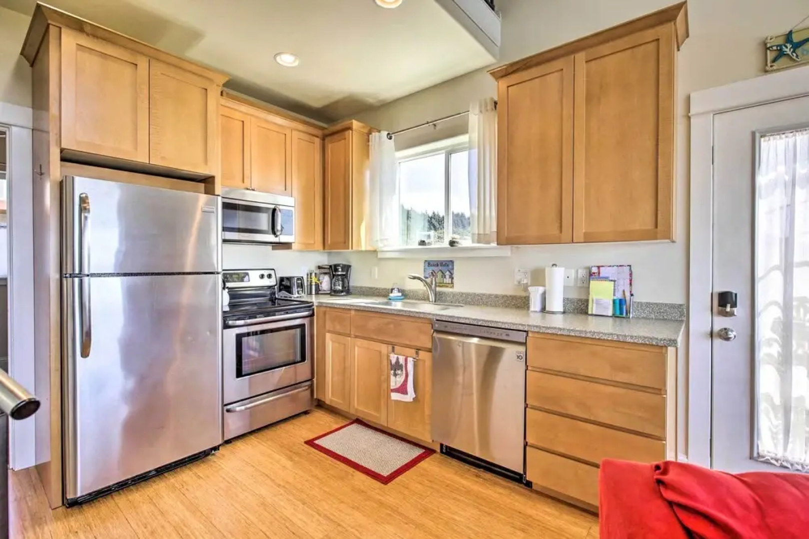 Oceanfront Cottage W/deck & Secluded Beach Access!