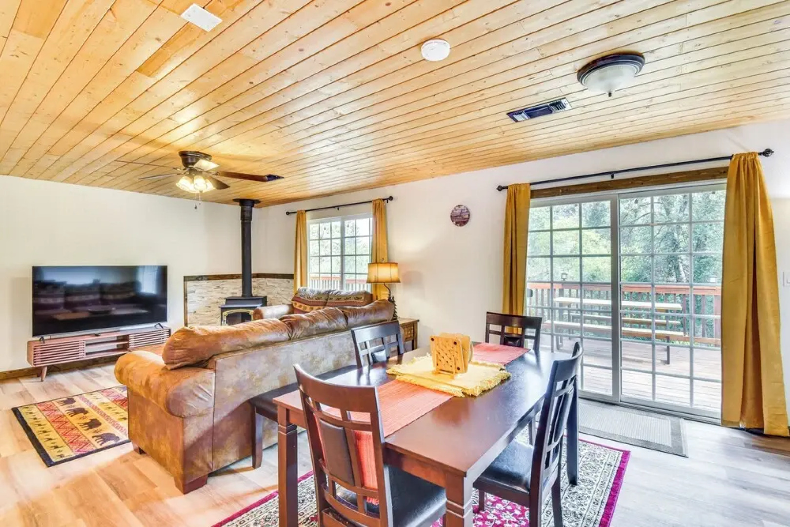 Sierra Serenity: Scenic Mtn Escape w/ Game Room