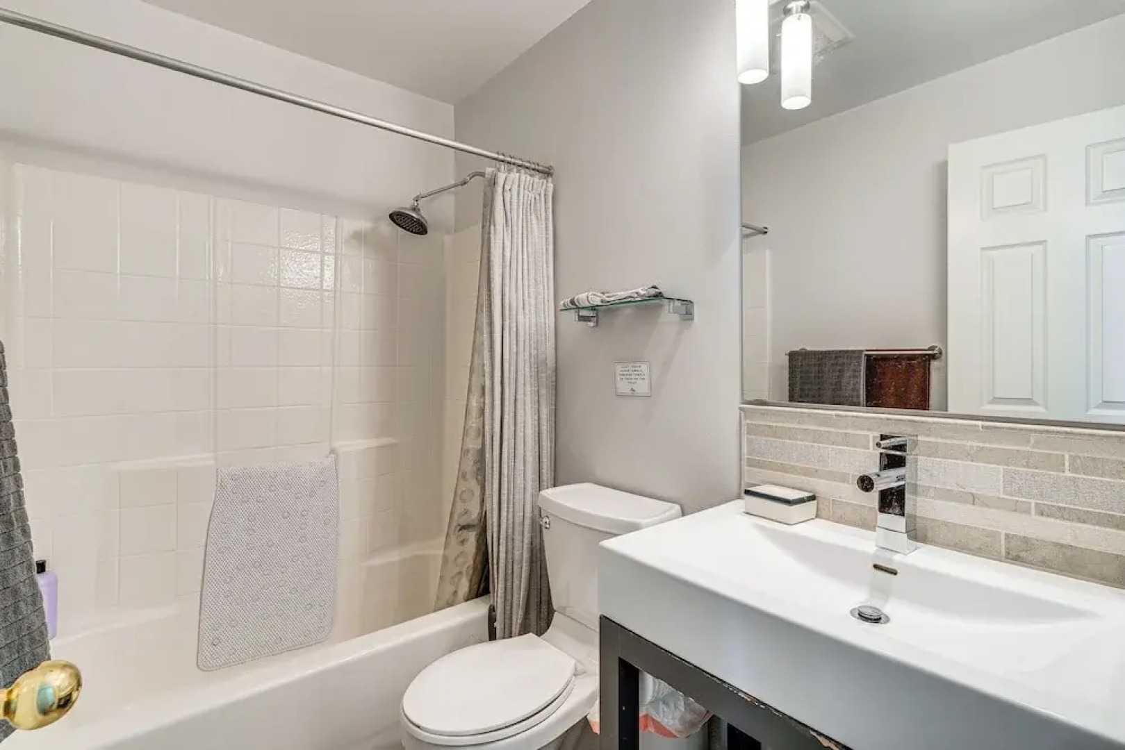 Modern Home Close to Dtwn Woodinville w/ Yard