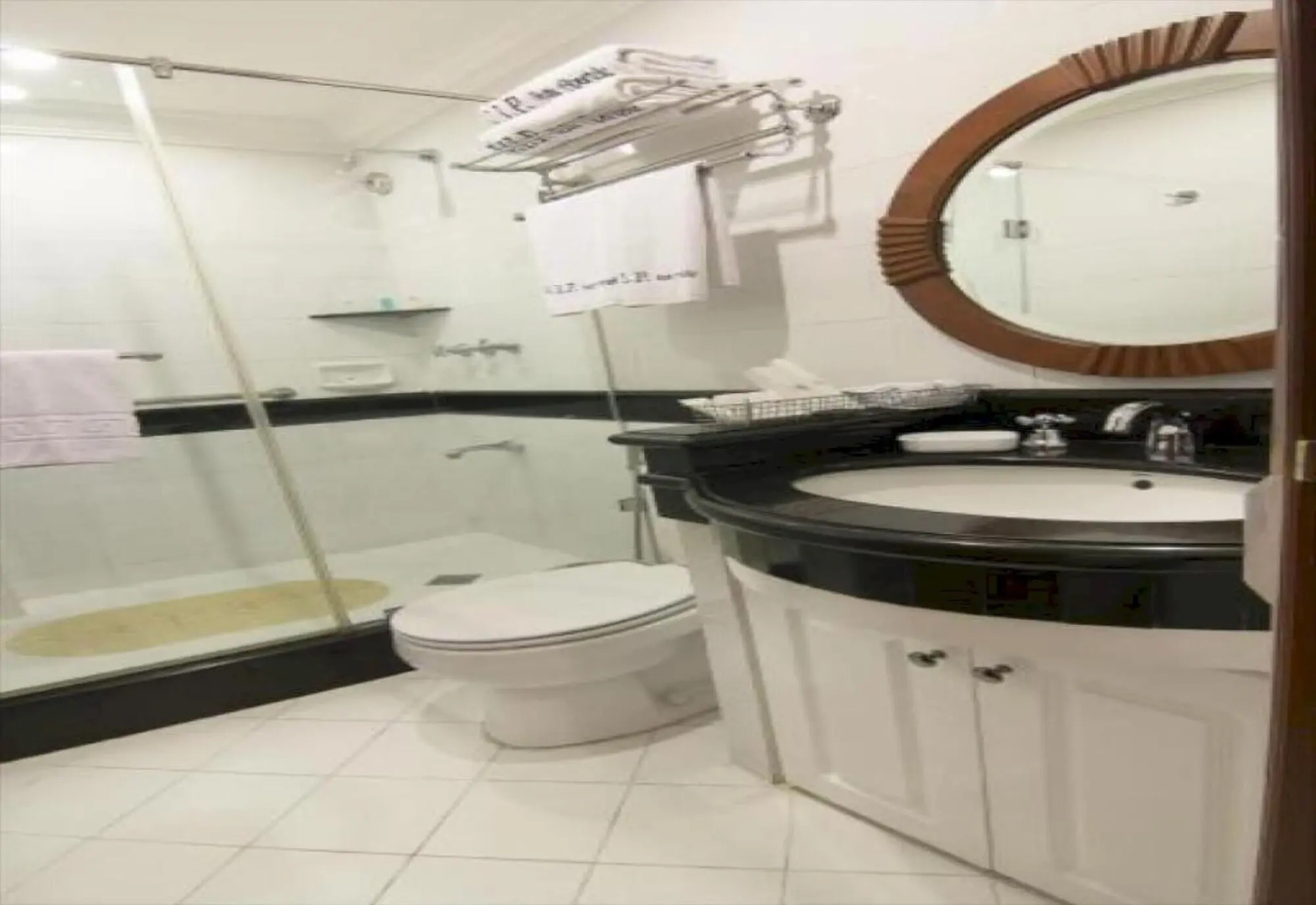 Townhouse OAK Makati Manila Near PNR Pasay Evangelista formerly VIP Suites