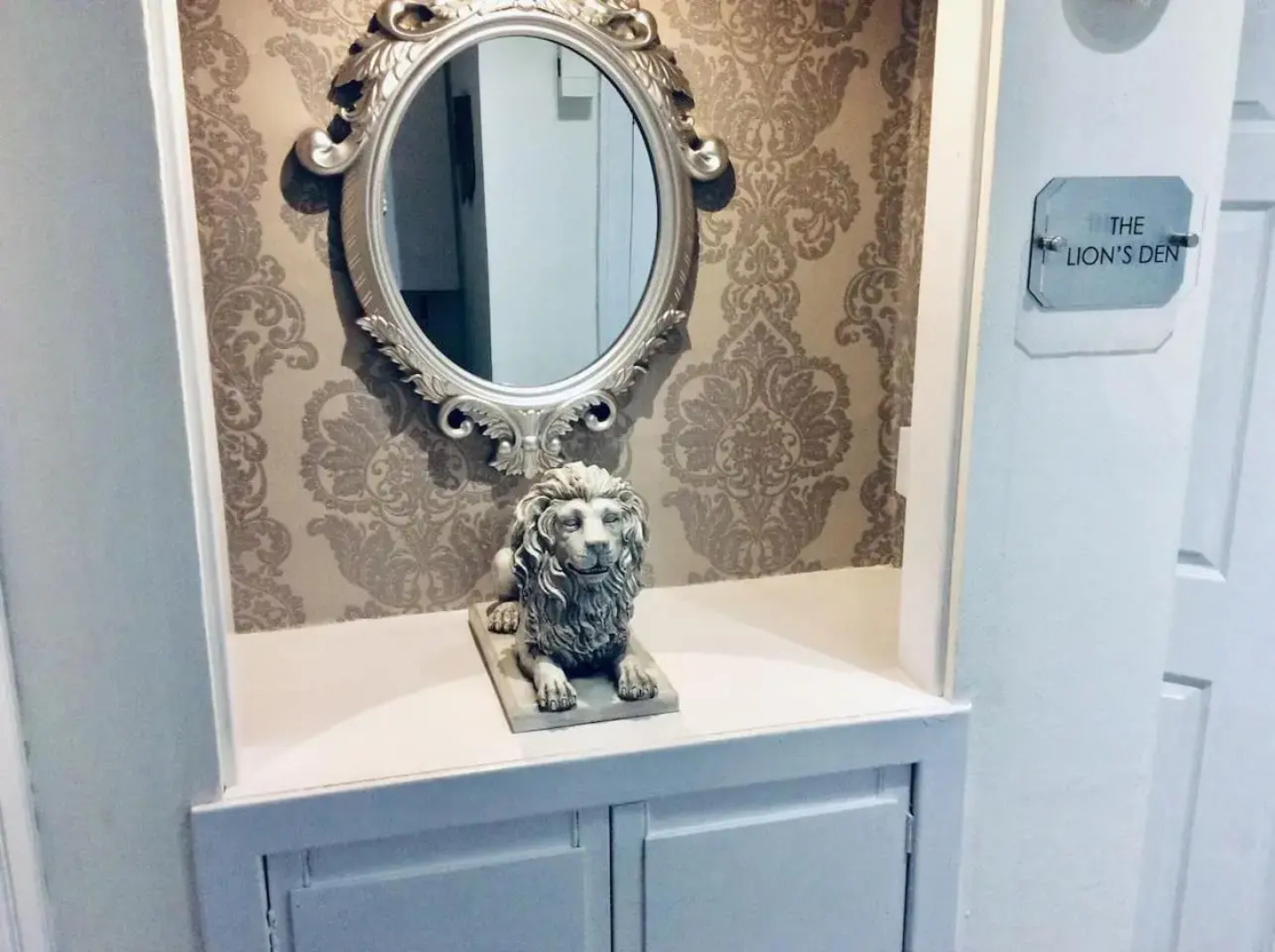 The Lion'S Den On Royal Street