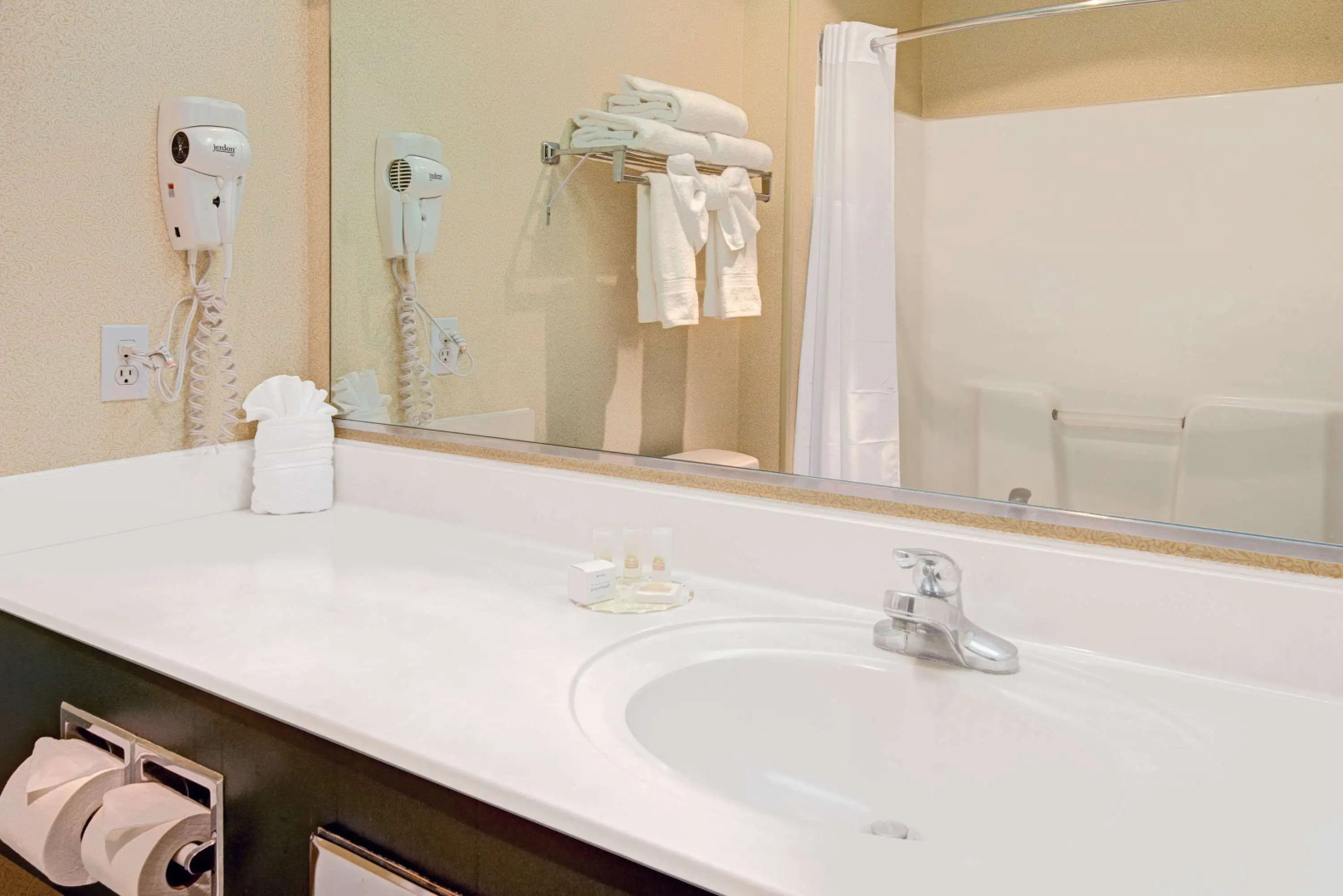 Days Inn & Suites by Wyndham Airport Albuquerque