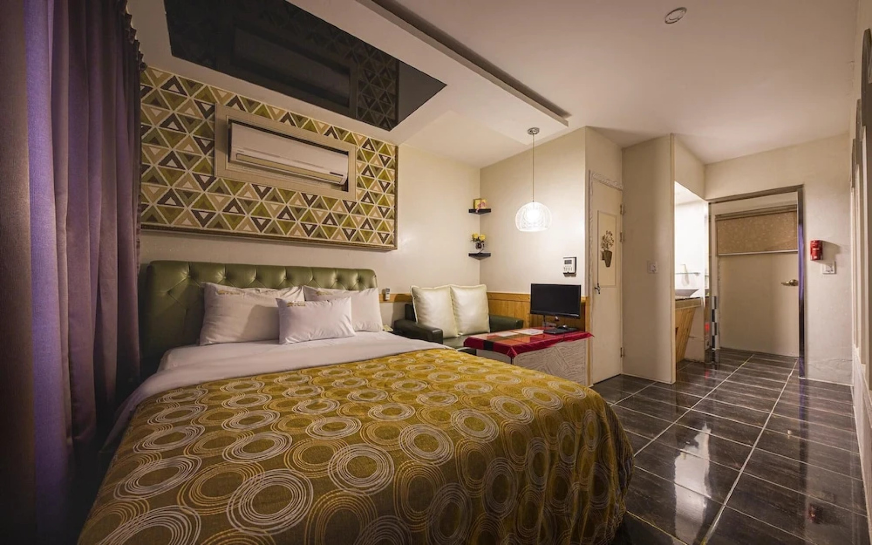 Eumseong Black and White