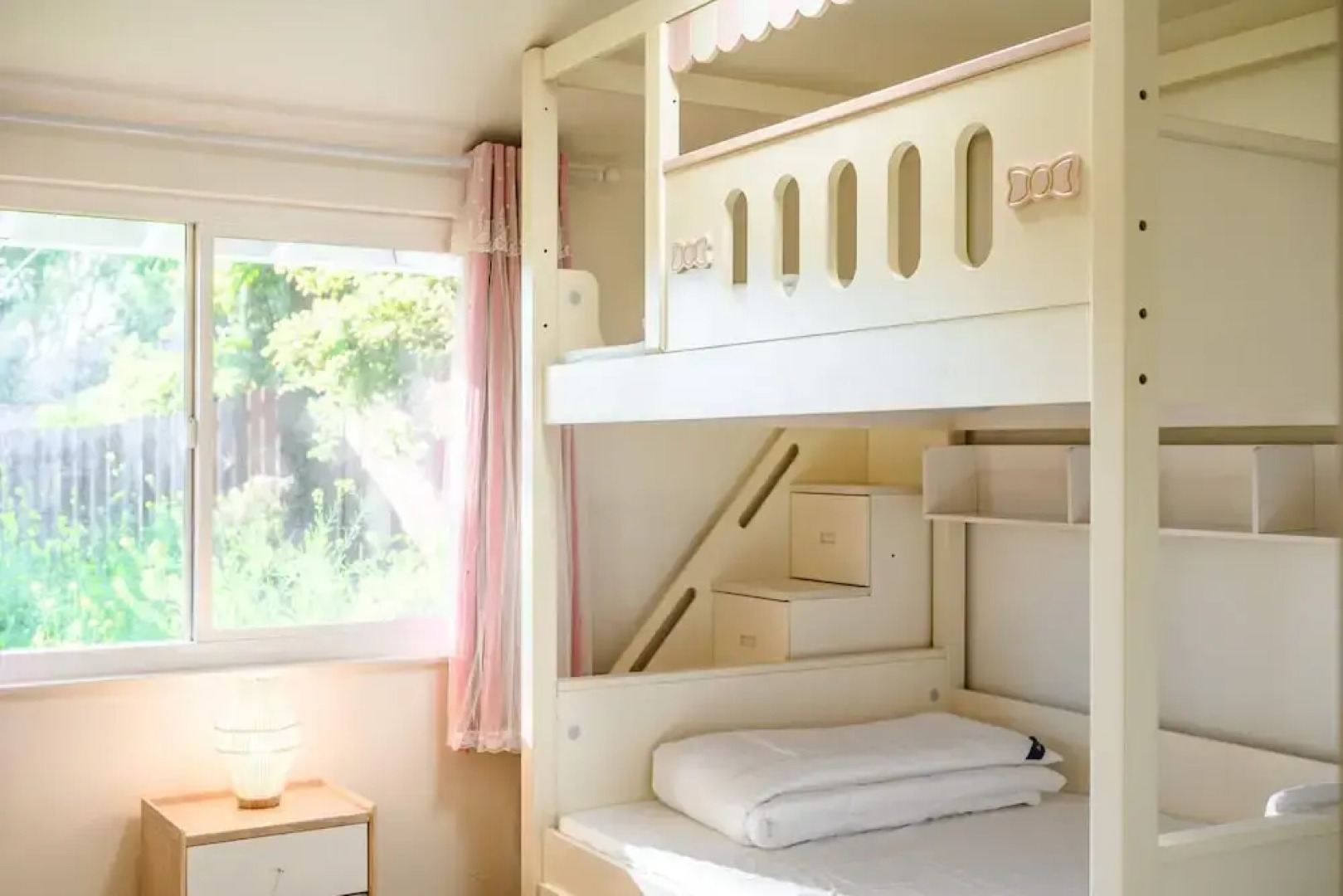 Perfect Family Home With Fireplace Spacious Yard