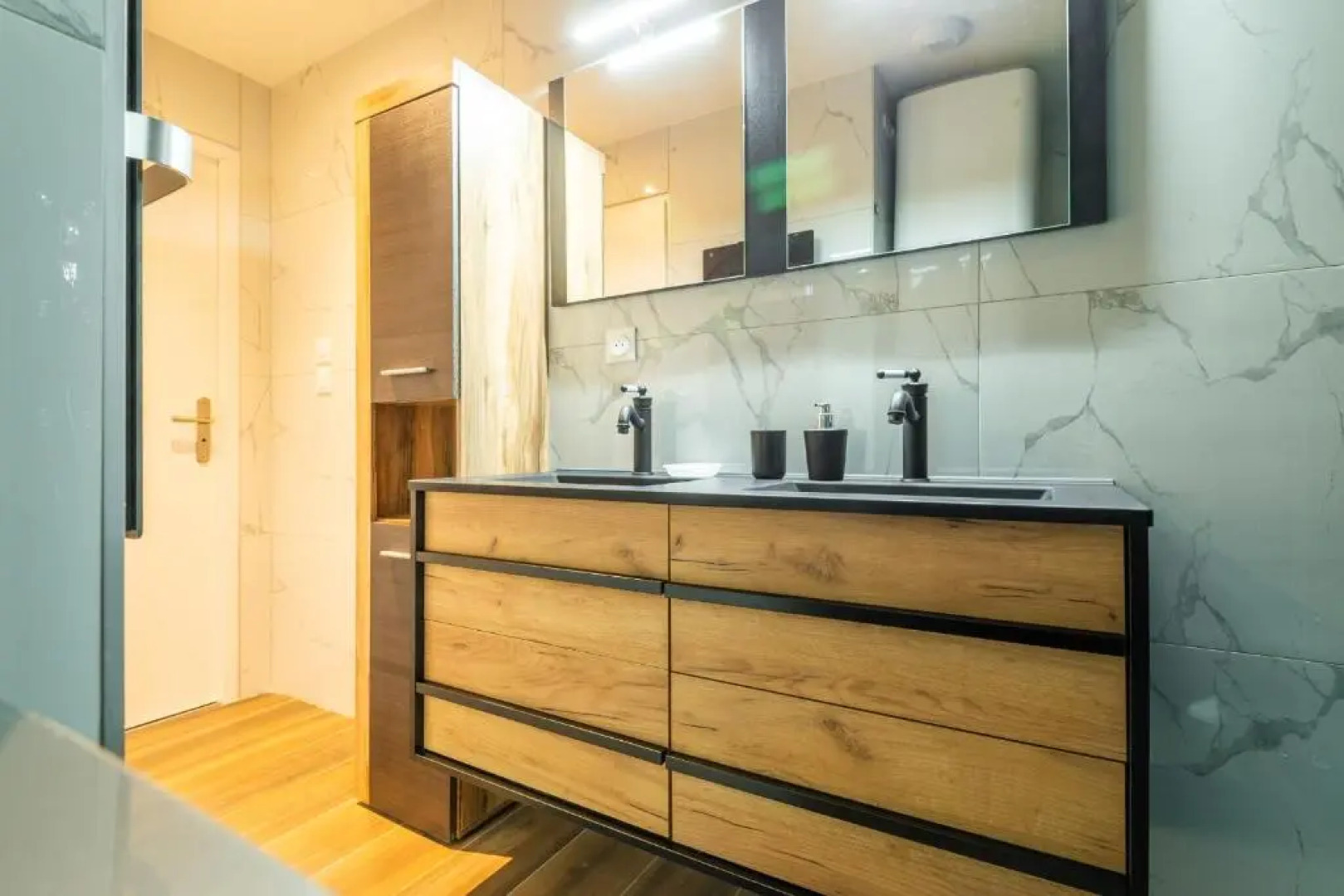 Spacious apartment with two terraces and private parking