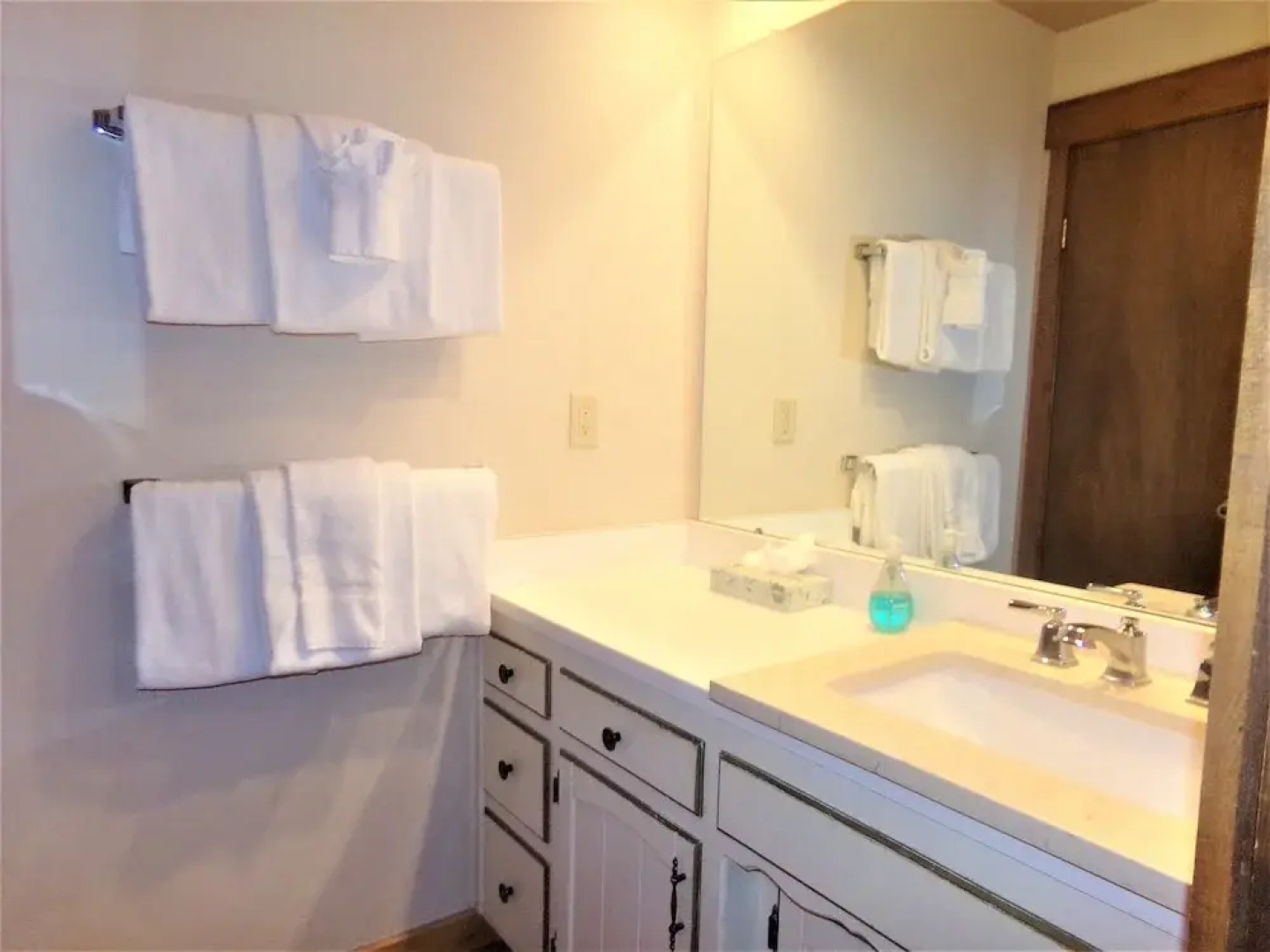 Lake Cliffe 1 Bed 1 Bath Views