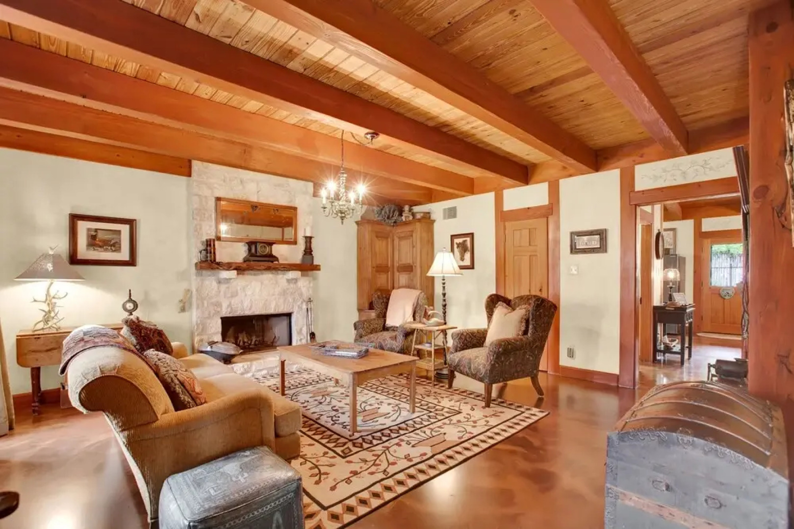 Luxury&location! 1 Blk to Main St W/hottub&firepit