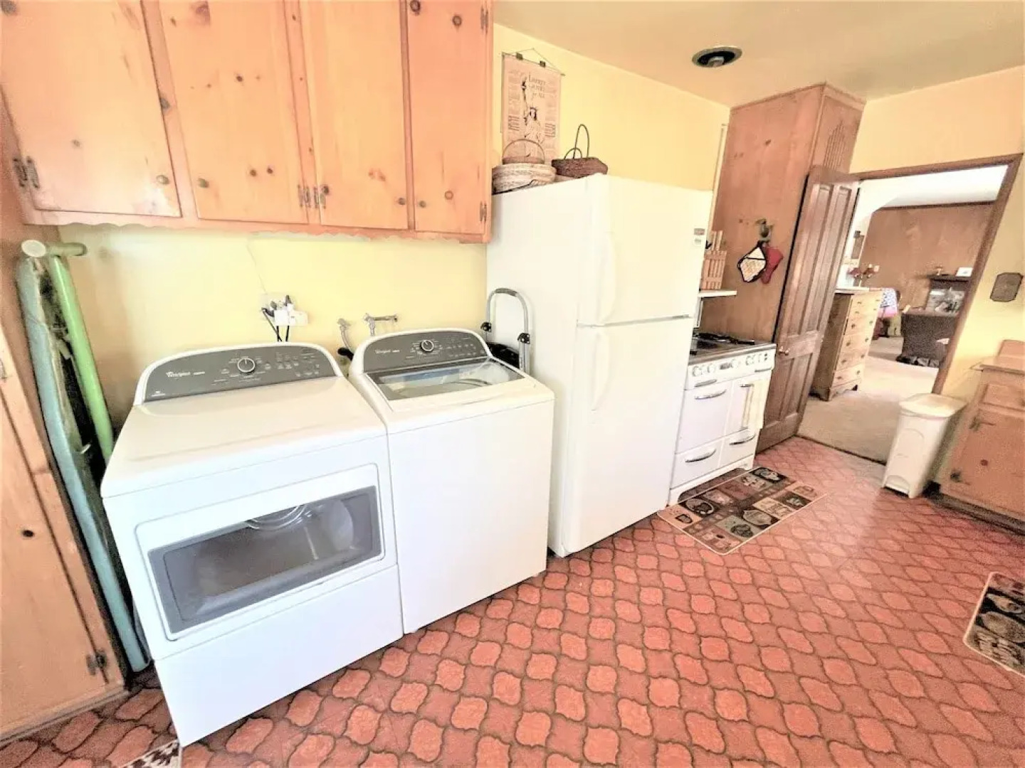 Near Lake Plus View 2 Bedroom Home by RedAwning