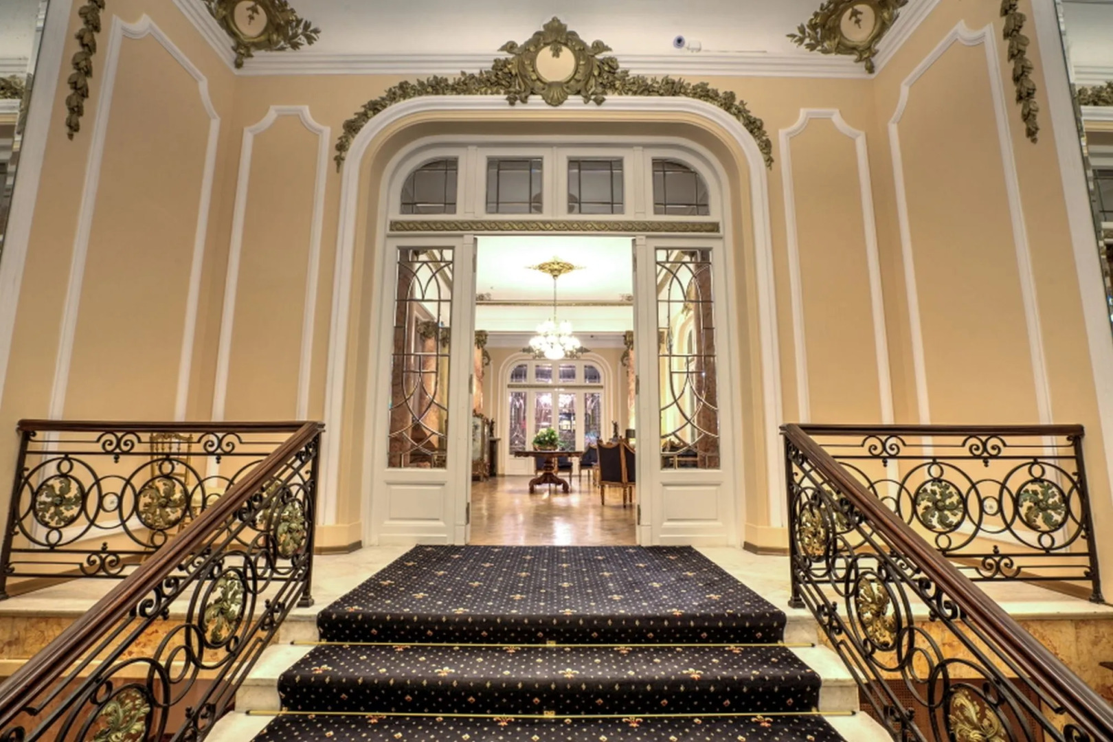 Grand Boutique Hotel