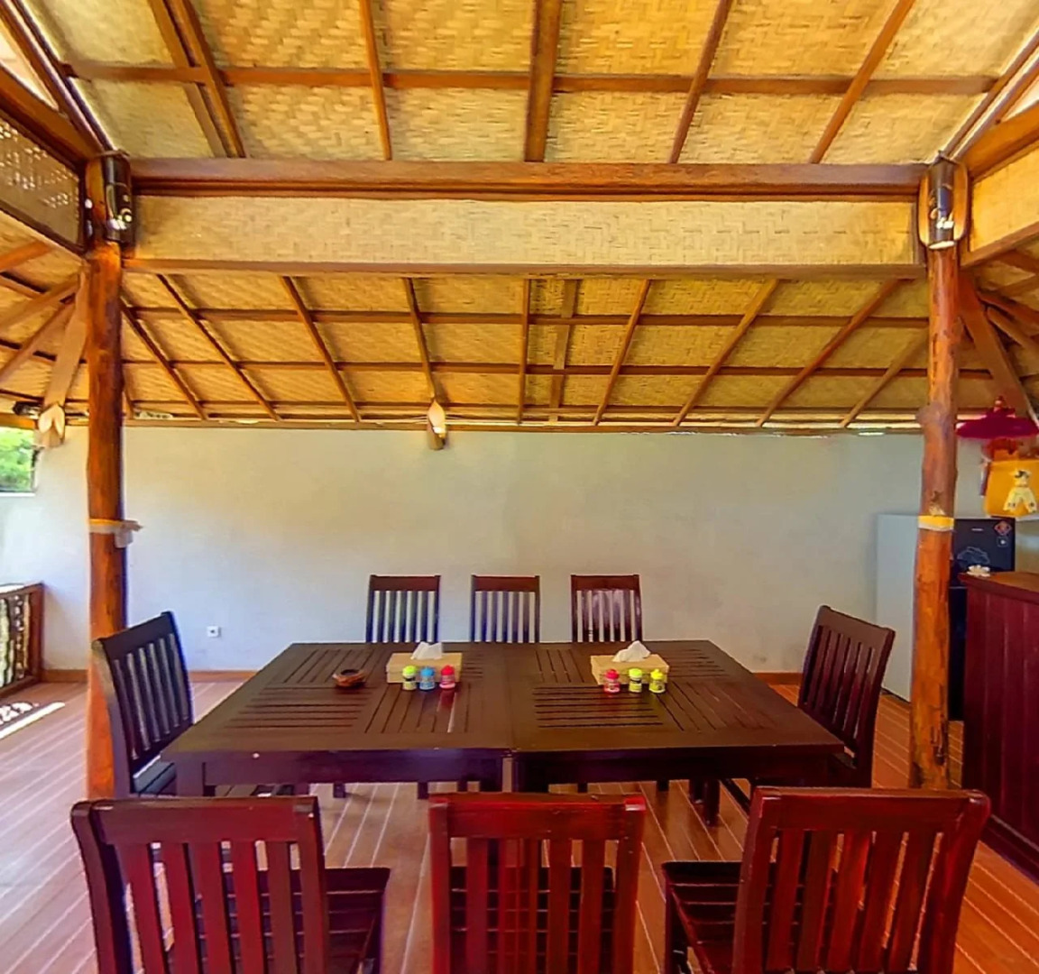 Made Taro - Menjangan Homestay