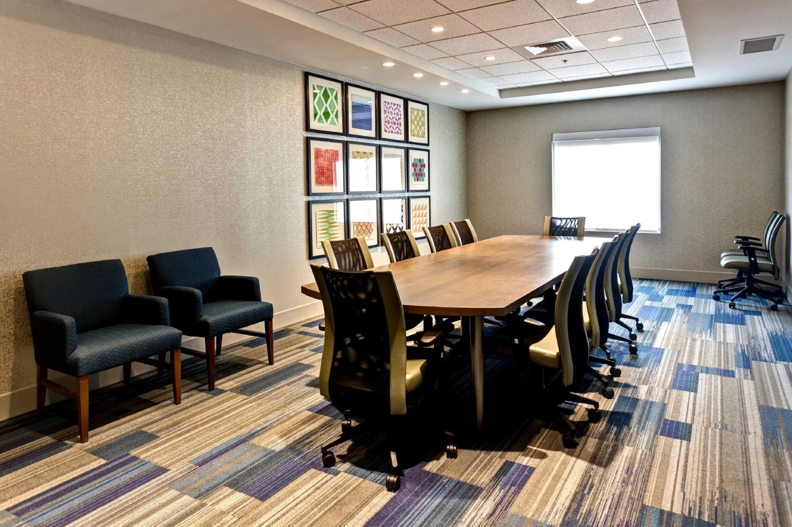 Holiday Inn Express & Suites Manhattan by IHG