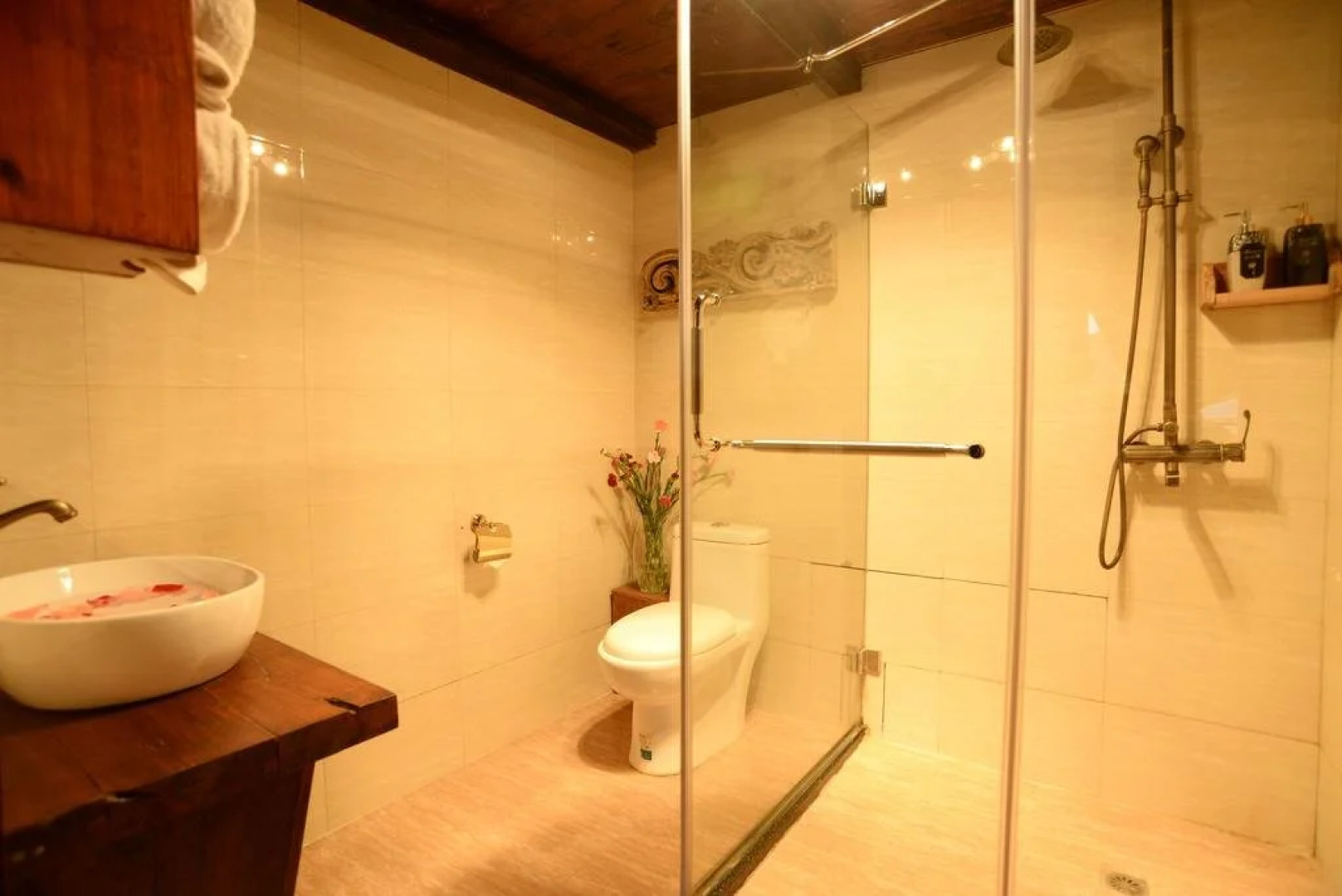 Shangri La E outfitting Hostel